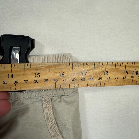 Chico's Capri Pants Womens Size Medium Beige Hiking Cargo Casual Lightweight - Picture 2 of 9